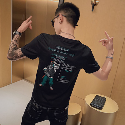 Tricou bărbătesc îmbrăcat cu inscripții și aplicație pe spate