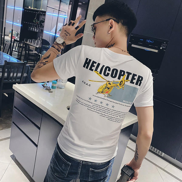 Vabaaja lühikeste varrukate ja aplikatsiooniga T-särk