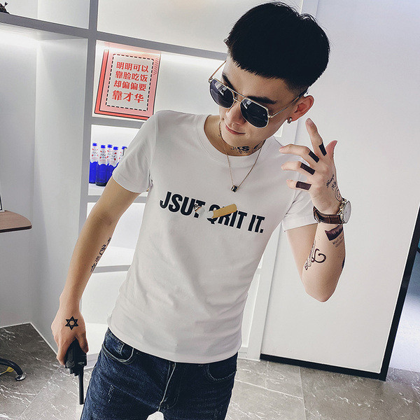 Vabaaja lühikeste varrukate ja aplikatsiooniga T-särk