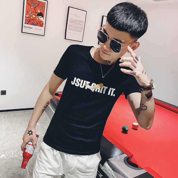 Vabaaja lühikeste varrukate ja aplikatsiooniga T-särk