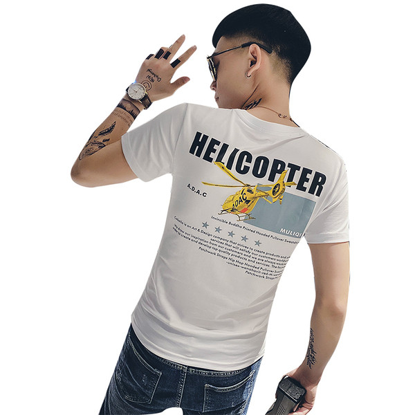 Vabaaja lühikeste varrukate ja aplikatsiooniga T-särk