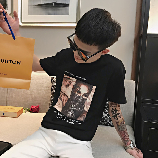 Rövid ujjú, rátéttel ellátott férfi póló