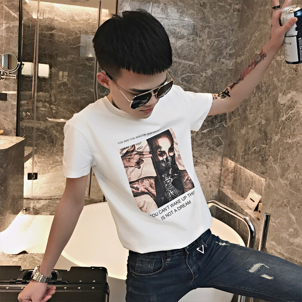 Rövid ujjú, rátéttel ellátott férfi póló