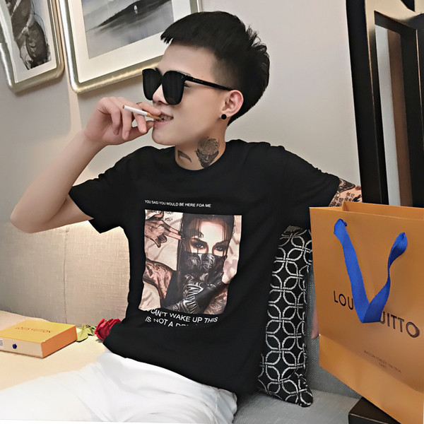 Rövid ujjú, rátéttel ellátott férfi póló