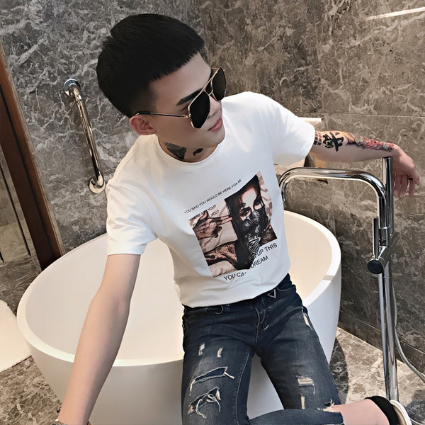 Rövid ujjú, rátéttel ellátott férfi póló