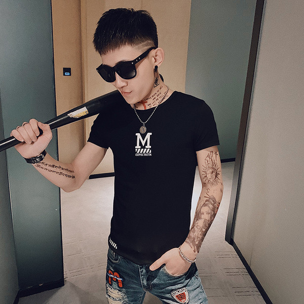 Nyári férfi póló hímzéssel és rövid ujjal