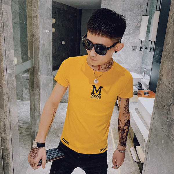 Nyári férfi póló hímzéssel és rövid ujjal