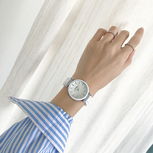 Uus ümara kujuga naiste käekella mudel - valget värvi