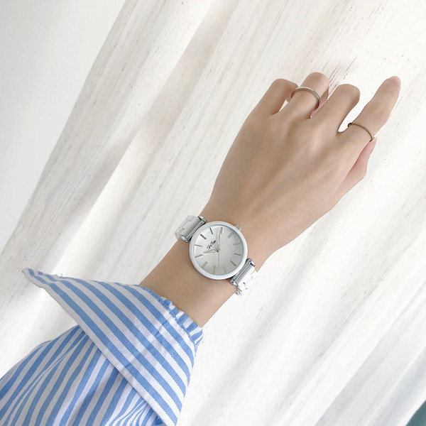 Uus ümara kujuga naiste käekella mudel - valget värvi