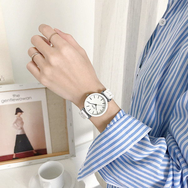 Uus ümara kujuga naiste käekella mudel - valget värvi