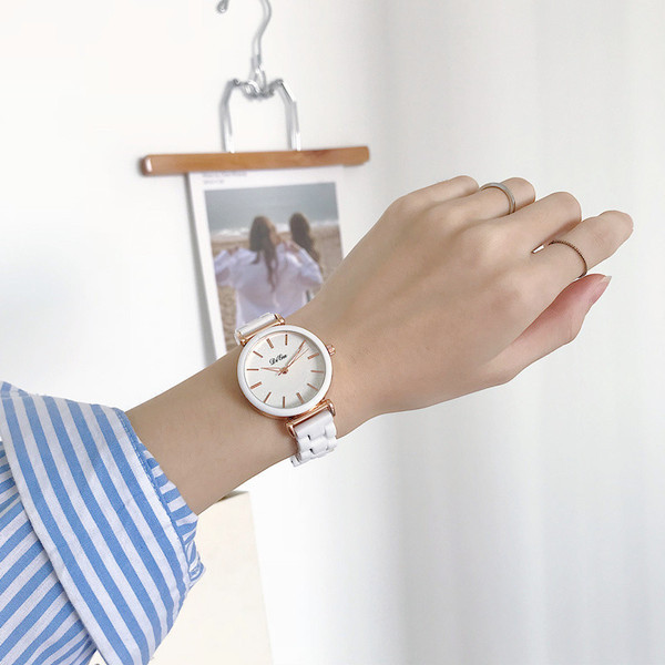 Uus ümara kujuga naiste käekella mudel - valget värvi