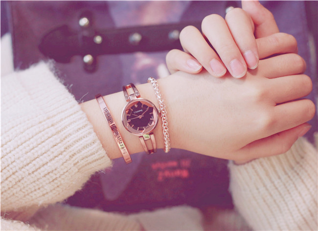 Modern női karóra fém szíjjal - ezüst és arany színben