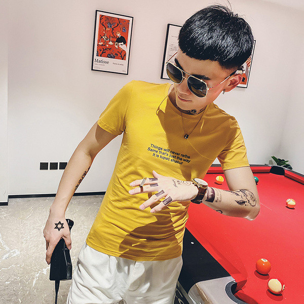 Új modellre szabott, feliratos póló