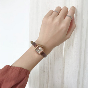 Új modell női karóra bőr szíjjal - négyzet alakú