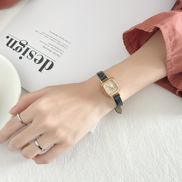 Új modell női karóra bőr szíjjal - négyzet alakú