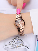 Μοντέρνο γυναικείο ρολόι με μεταλλική αλυσίδα - ρετρό στιλ