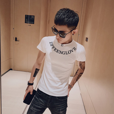 Nyári testhezálló póló hímzéssel