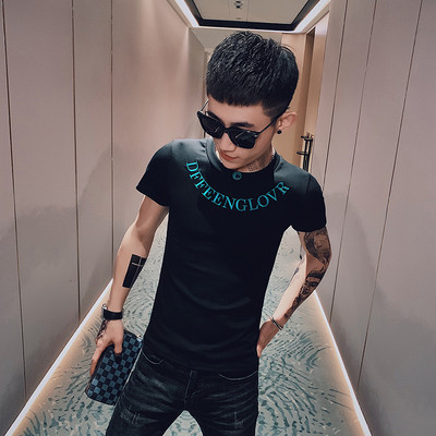 Nyári testhezálló póló hímzéssel