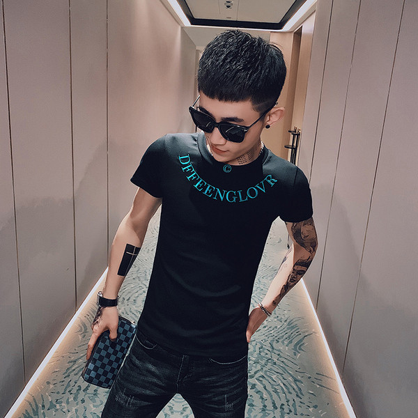 Nyári testhezálló póló hímzéssel