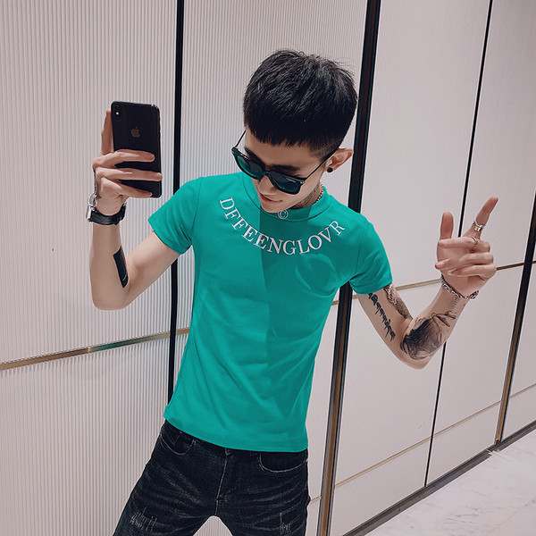 Nyári testhezálló póló hímzéssel