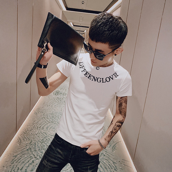 Nyári testhezálló póló hímzéssel