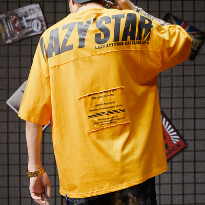 Мъжка цветна тениска с надписи на гърба 
