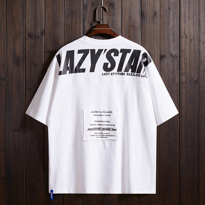 Meeste värviline T-särk, mille tagaküljel on kirjad