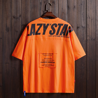 Meeste värviline T-särk, mille tagaküljel on kirjad