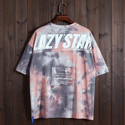 Meeste värviline T-särk, mille tagaküljel on kirjad