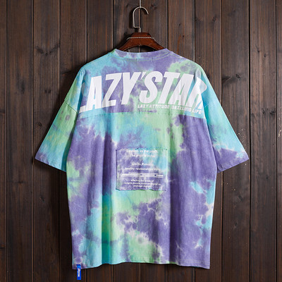 Meeste värviline T-särk, mille tagaküljel on kirjad