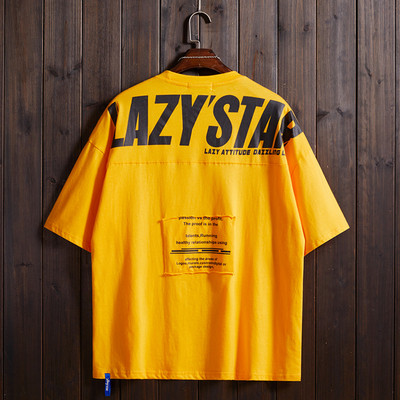 Meeste värviline T-särk, mille tagaküljel on kirjad