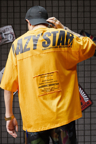 Meeste värviline T-särk, mille tagaküljel on kirjad