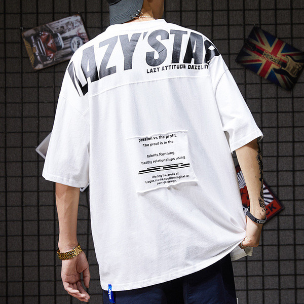 Meeste värviline T-särk, mille tagaküljel on kirjad