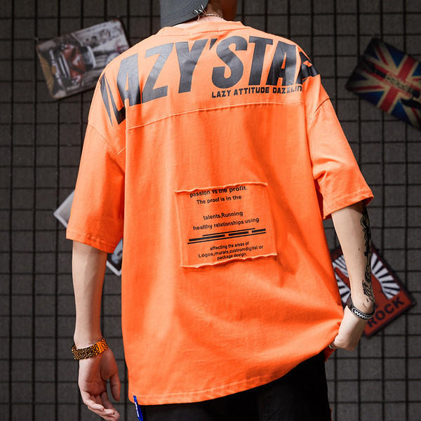 Meeste värviline T-särk, mille tagaküljel on kirjad