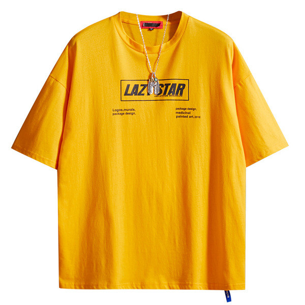 Meeste värviline T-särk, mille tagaküljel on kirjad