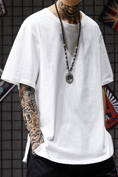 Muška moderna široka majica s prorezima sa strane