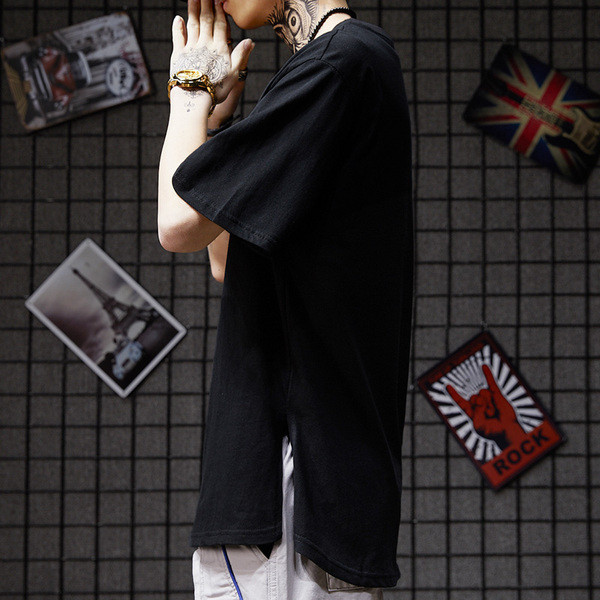 Muška moderna široka majica s prorezima sa strane