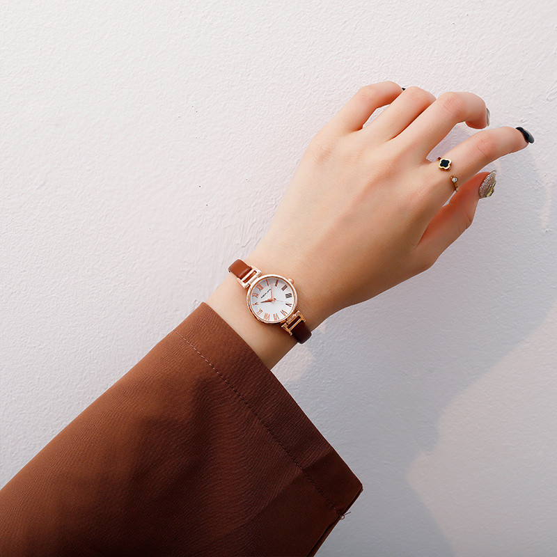 Modern női karóra vékony bőrszíjjal