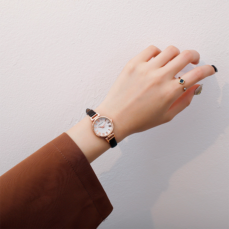 Modern női karóra vékony bőrszíjjal