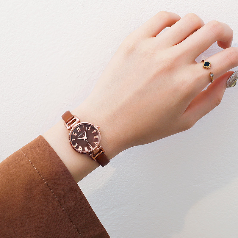 Modern női karóra vékony bőrszíjjal