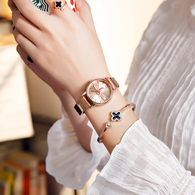 Naiste ümara kujuga metallist käekell