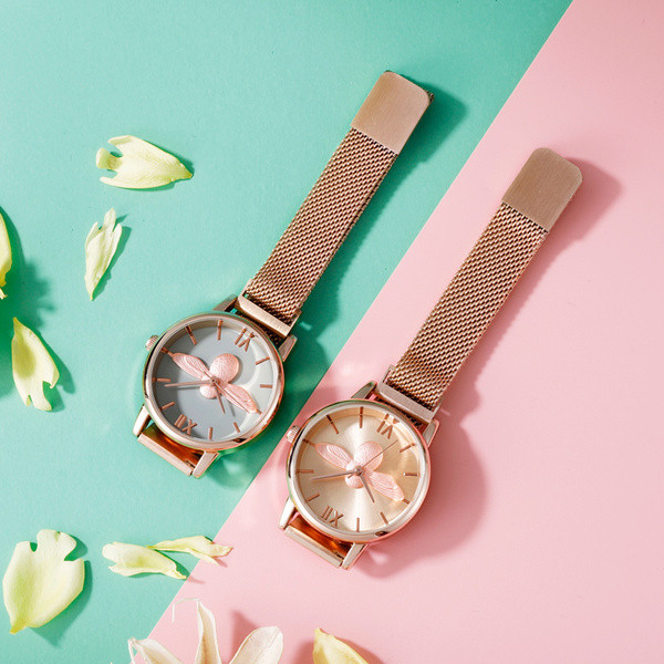 Naiste ümara kujuga metallist käekell