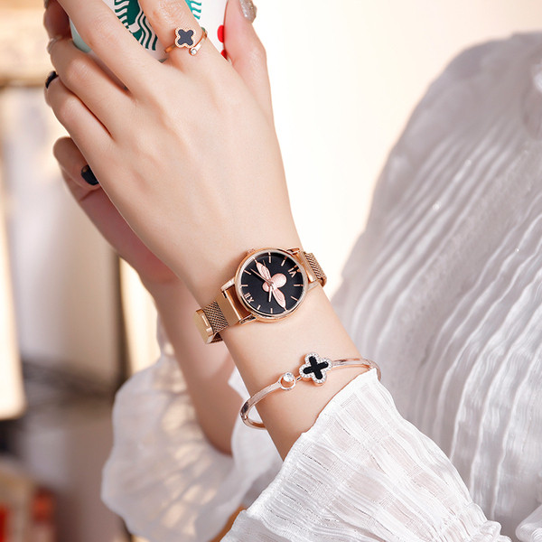 Naiste ümara kujuga metallist käekell