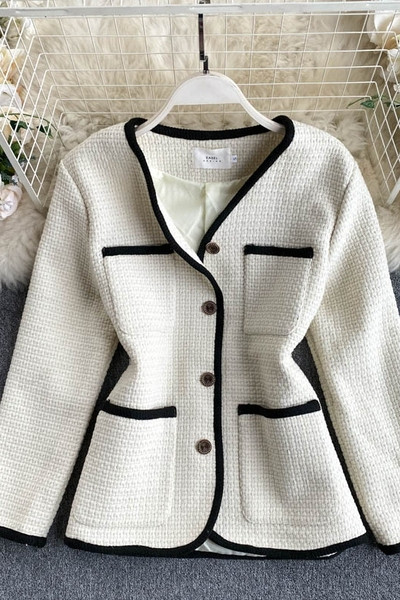 Дамско късо палто с копчета и джобове