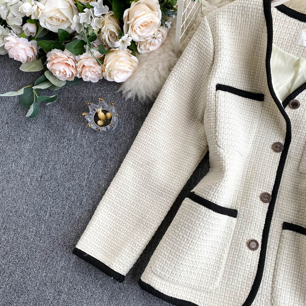 Дамско късо палто с копчета и джобове