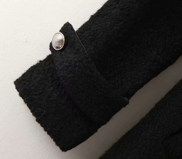 Pikk naistemantel kaherealise kinnitusega