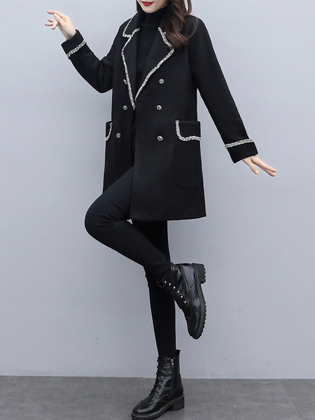 Modern női kabát fekete színben, gombokkal és zsebekkel
