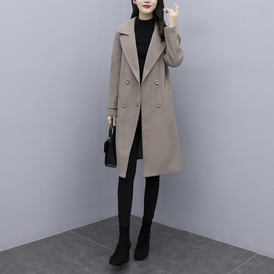 Κλασικό γυναικείο παλτό με λαιμόκοψη και κουμπιά