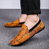 Modern férfi mokaszin hímzéssel és fém elemmel