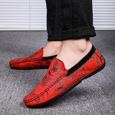 Modern férfi mokaszin hímzéssel és fém elemmel